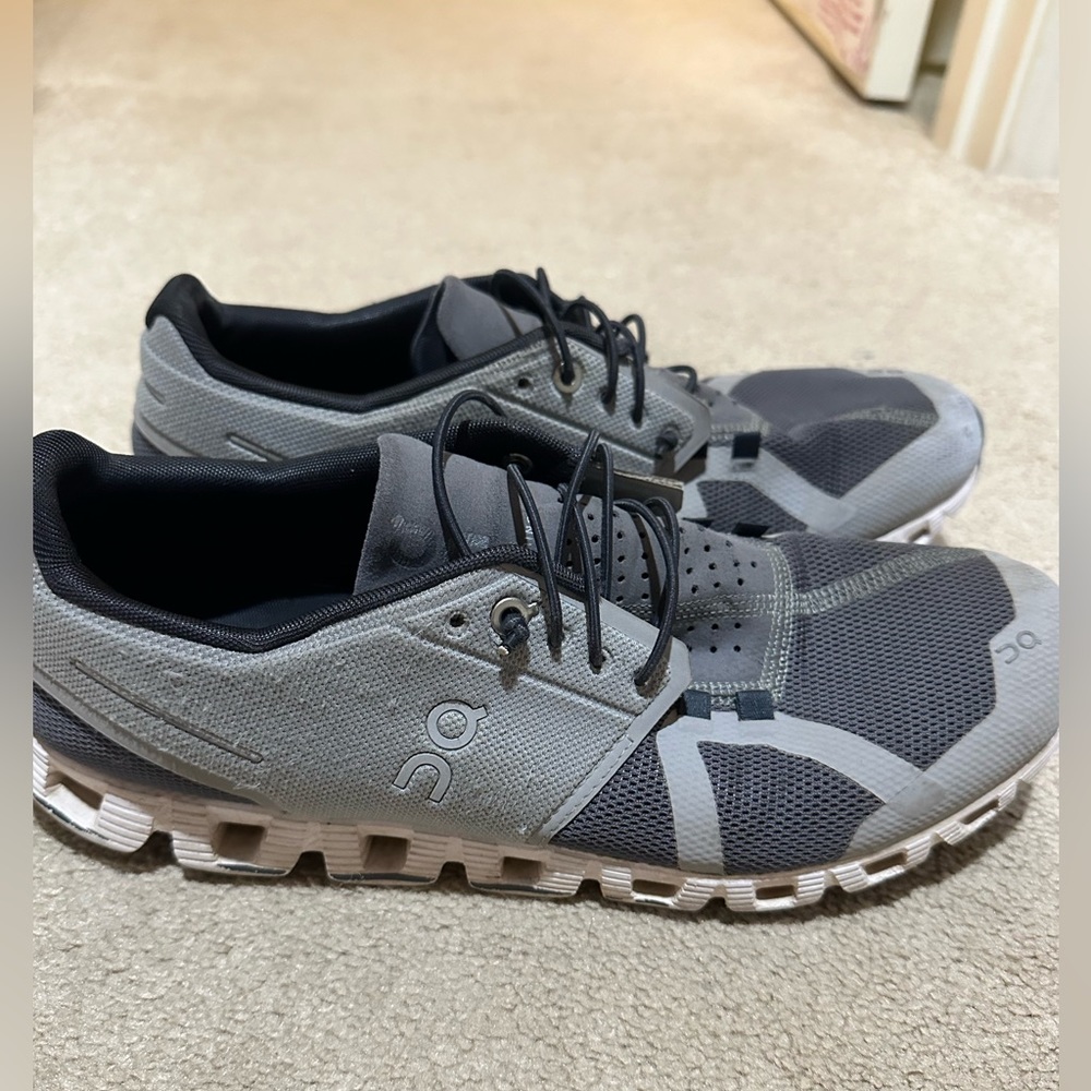 Women’s On Cloud 5 sneakers Grey/Dark Grey Size 11